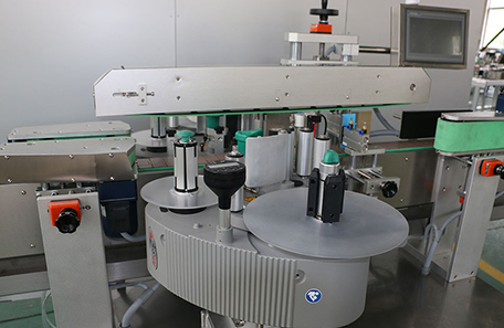 牛奶瓶雙面貼標機