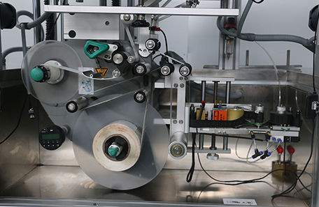 紙箱上下面貼標機