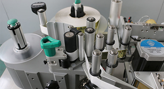 應(yīng)該如何選擇礦泉水貼標(biāo)機(jī)設(shè)備呢？