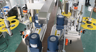 我們應(yīng)該如何挑選適合自己的扁瓶貼標(biāo)機(jī)呢？