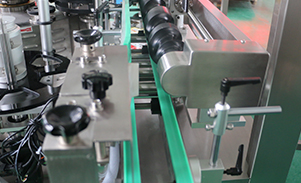 我們都知道不干膠貼標機適用制藥、食品、輕工、日化等行業(yè)的圓形塑料瓶、玻璃瓶等或類似物體的貼標。該機能自動完成分瓶、送標帶同步分離標簽，貼標和自動打印批號日期，字跡清晰。所以接下來我們上海軒特貼標機生產(chǎn)廠家就來跟大家說說為什么不干膠貼標機這么受到客戶信賴呢?